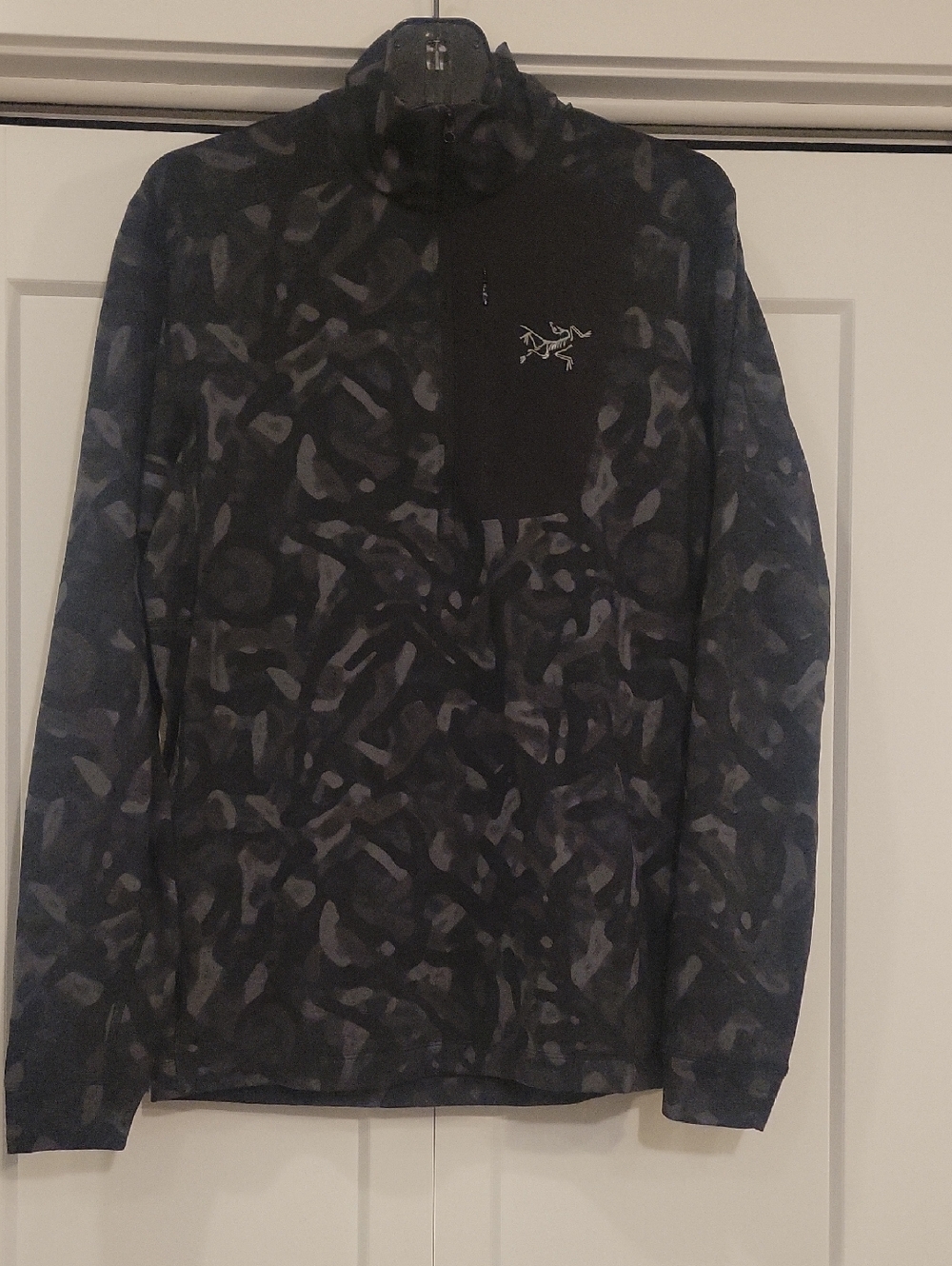 Arc'teryx Men's Black & Charcoal Patterned Half-Zip Pullover, Size M